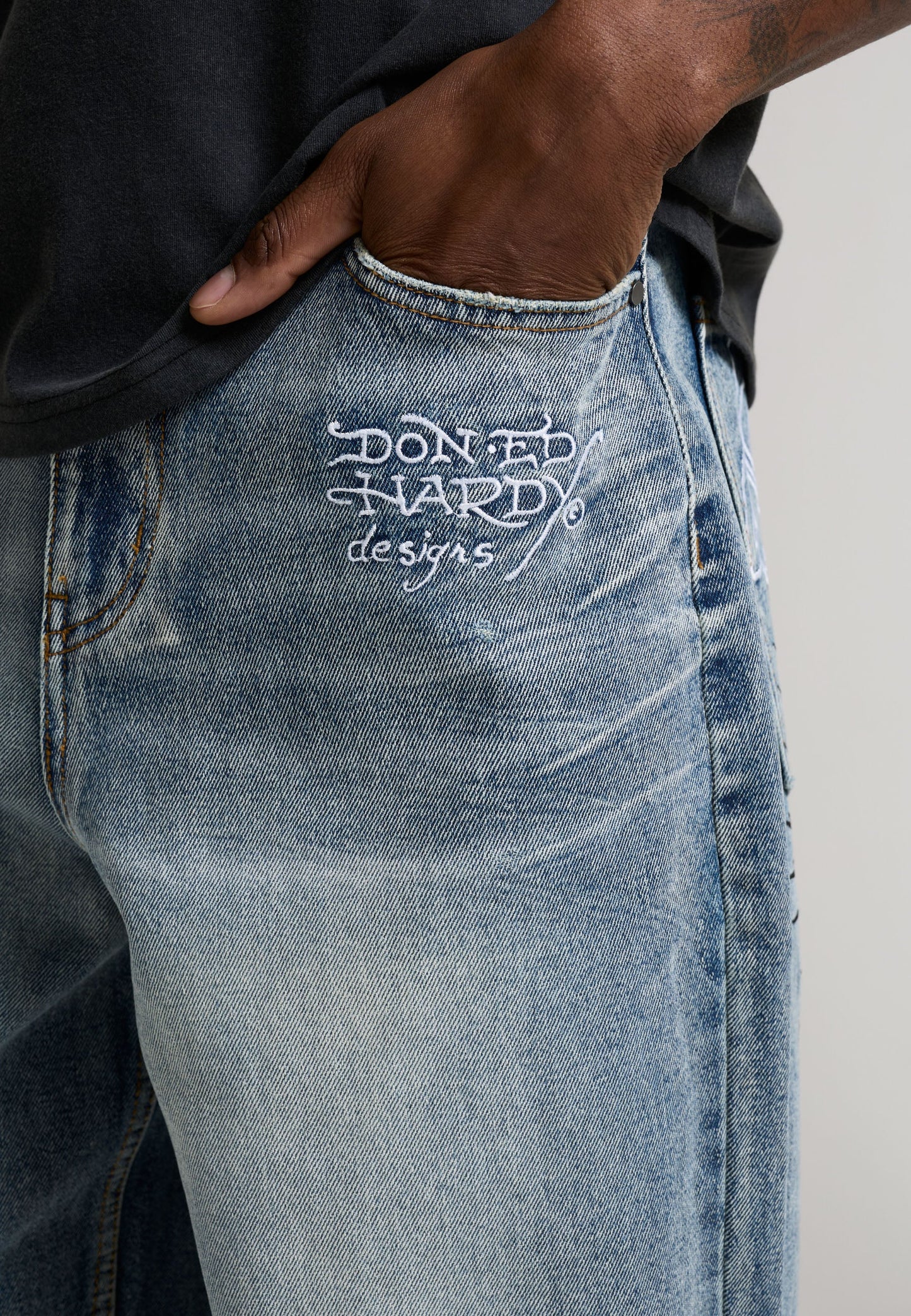ED HARDY - EMBROIDERED PANTHER RELAXED JEANS