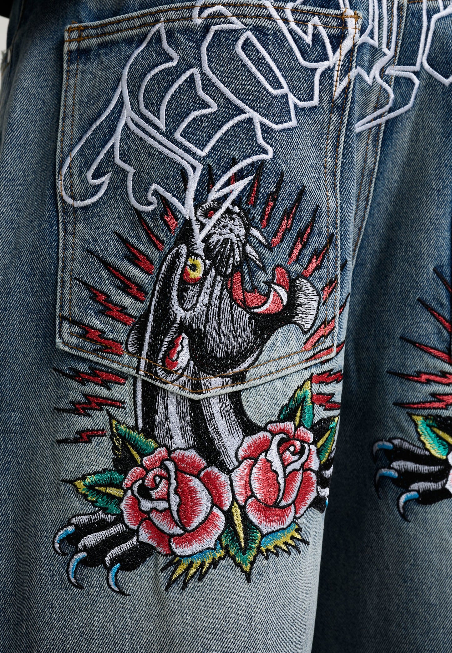 ED HARDY - EMBROIDERED PANTHER RELAXED JEANS